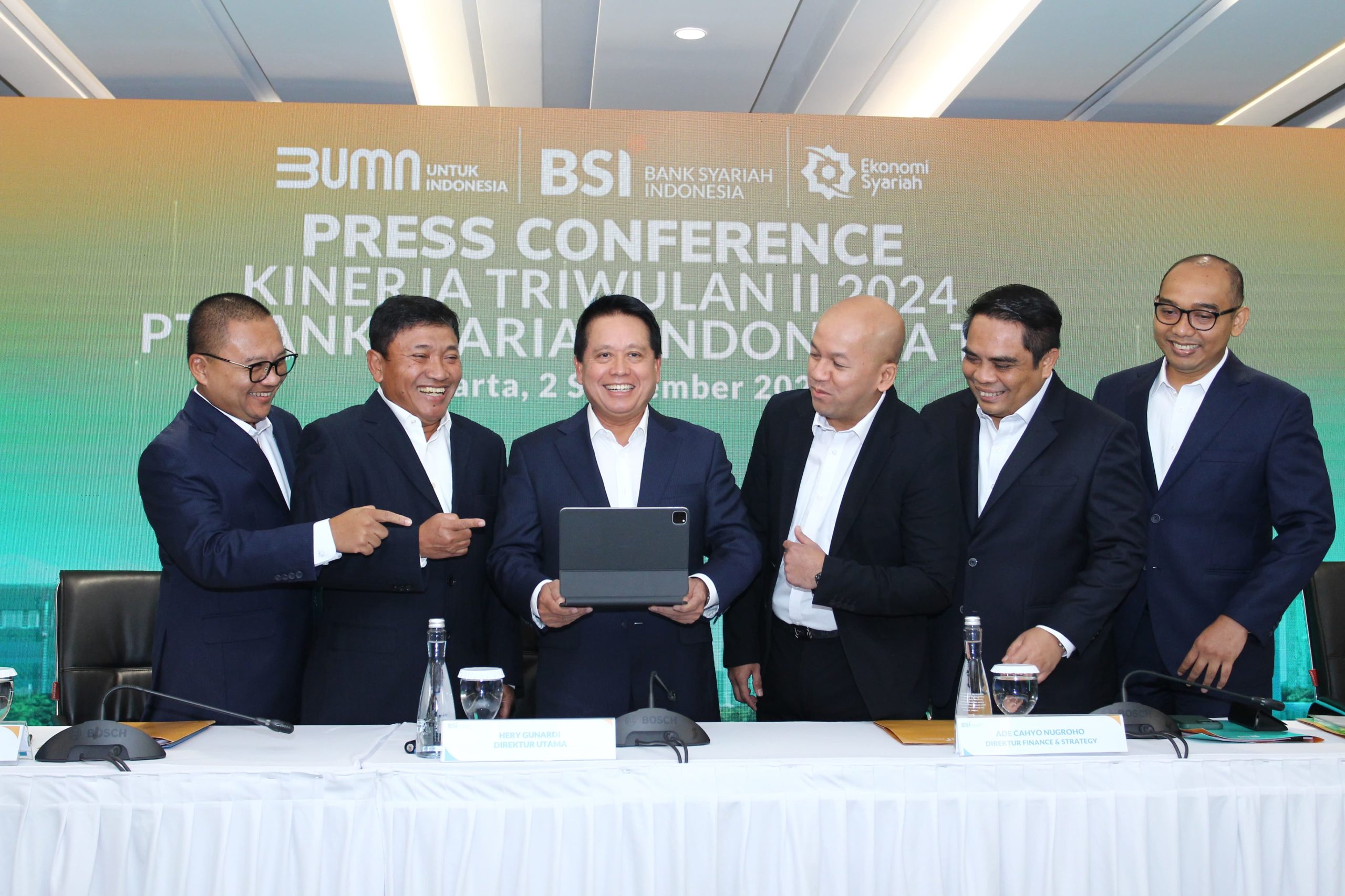 Direktur Utama BSI Hery Gunardi (tengah) didampingi (kiri-kanan) : Direktur Information Technology Saladin D. Effendi, Wakil Direktur Utama Bob T. Ananta, Direktur Finance & Strategy Ade Cahyo Nugroho, Direktur Sales & Distribution Anton Sukarna, Direktur Risk Management Grandhis Harumansyah (paling kanan) pada paparan kinerja bank tersebut di Jakarta, Senin (2/9/2024). Istimewa