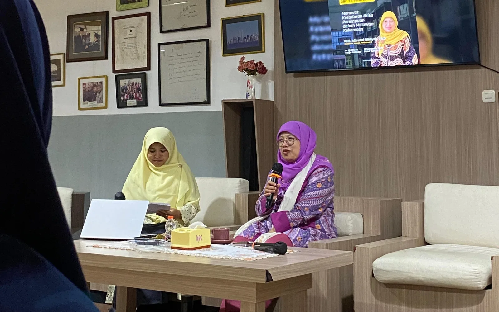 Komisioner Komisi Nasional Perempuan, Prof. Alimatul Qibtiyah, dalam diskusi terkait ‘Merawat Kesadaran Kritis Perempuan dalam Melawan Kekerasan’, kolaborasi antara Rumah Bacah Cerdas Institute dan Pimpinan Wilayah Nasyiatul Aisyiyah (PWNA) Jawa Timur itu di RBC Institute di Malang, Kamis (19/9/2024).  Istimewa