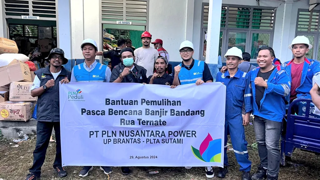 PT PLN Nusantara Power Unit Pembangkitan Brantas (PLN NP UP Brantas)-PLTA Sutami menyalurkan bantuan kemanusiaan untuk korban banjir bandang di Kelurahan Rua, Kota Ternate, Maluku Utara, Kamis (29/8). Foto: Dok. PLN NP UP Brantas