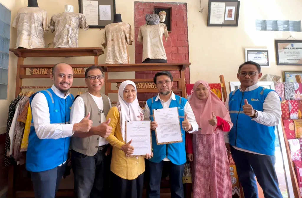 PLN Nusantara Power UP Brantas menandatangani kesepakatan Bersama Program Griya Batik Sengguruh Berbasis Industri Hijau bersama UD Batik Sengguruh, Senin (26/8). Foto: Tugusatu/Dok. PLN NP UP Brantas