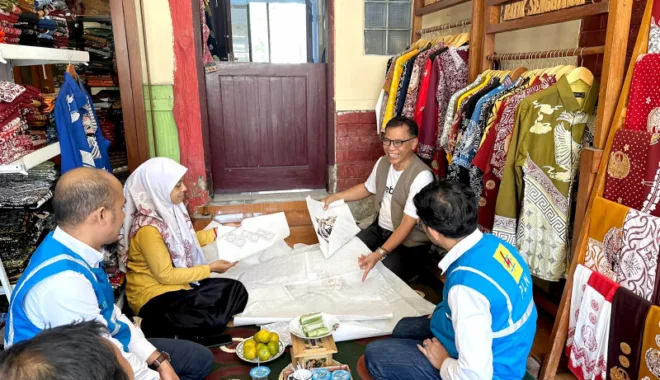 Tim PLN Nusantara Power UP Brantas berada di galeri Batik Seng.