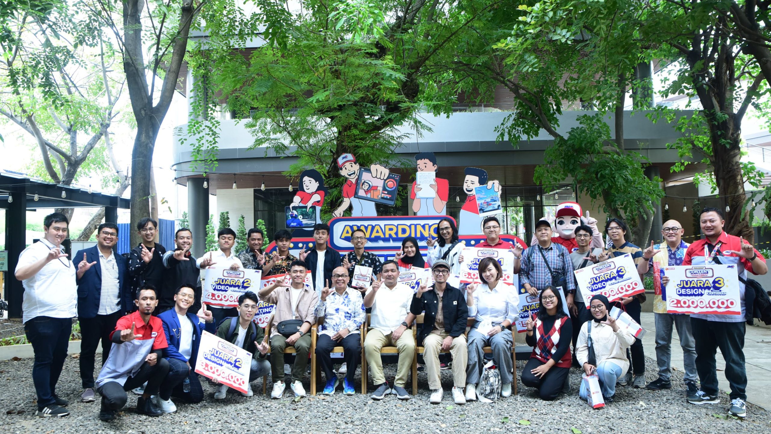 Para Pemenang JNE Content Competition 2024 dan Dewan Juri dalam Acara Awarding. Istimewa