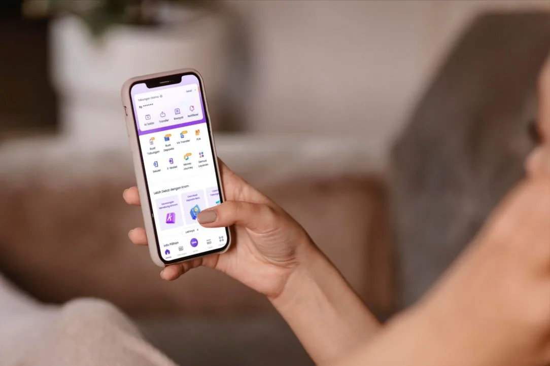Nasabah tengah mengakses aplikasi perbankan digital Krom. Istimewa