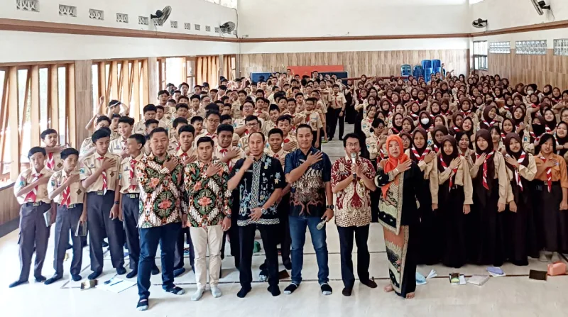 Unit Pelaksana Teknis Museum Mpu Purwa Dinas Pendidikan dan Kebudayaan Kota Malang gelar edukasi sejarah di SMP Negeri 3 Kota Malang, Jumat (20/9). Foto: Tugusatu/Bagus Suryo