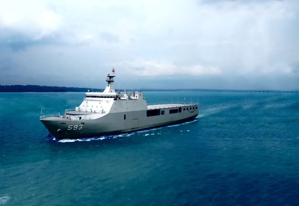 KRI Banda Aceh-593 saat berlayar menuju Ibu Kota Nusantara (IKN) di Kalimantan Timur, mendukung Kegiatan HUT ke-79 Kemerdekaan RI. Foto: Dok. PT PAL Indonesia