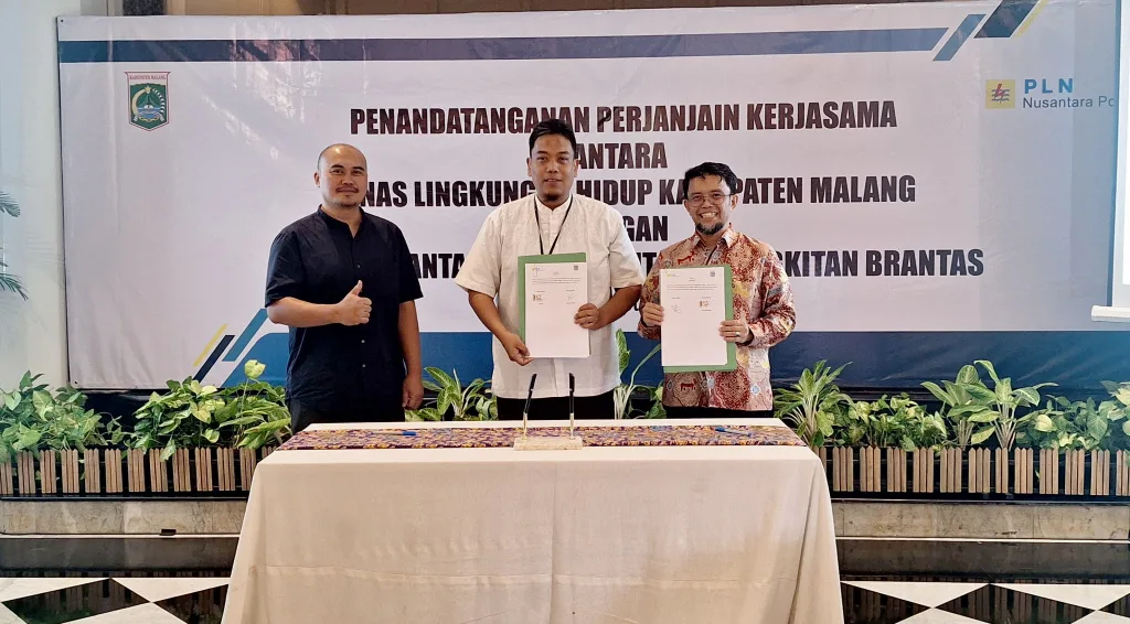 Senior Manager PLN NP UP Brantas, Arfan bersama Pelaksana Tugas Kepala Dinas Lingkungan Hidup Pemkab Malang, Khiki Ardino menandatangani kerja sama strategis dalam perlindungan dan pengelolaan lingkungan hidup di Kabupaten Malang, Jumat (20/9/2024). Foto: Tugusatu/Dok. PLN NP UP Brantas