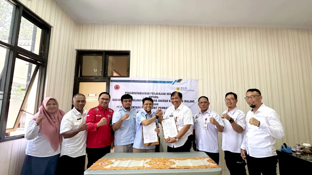 Senior Manager PLN NP UP Brantas Arfan (kelima dari kiri) dan Pelaksana Tugas Kepala Pelaksana BPBD Kabupaten Malang, R Ikhwanul saat penandatanganan perjanjian kerja sama di Kantor BPBD Kabupaten Malang, Rabu (11/9/2024). Foto: Tugusatu/PLN NP UP Brantas
