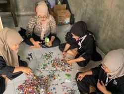 PMM UMM Ajari Warga Sulap Sampah Jadi Kursi Ecobrick