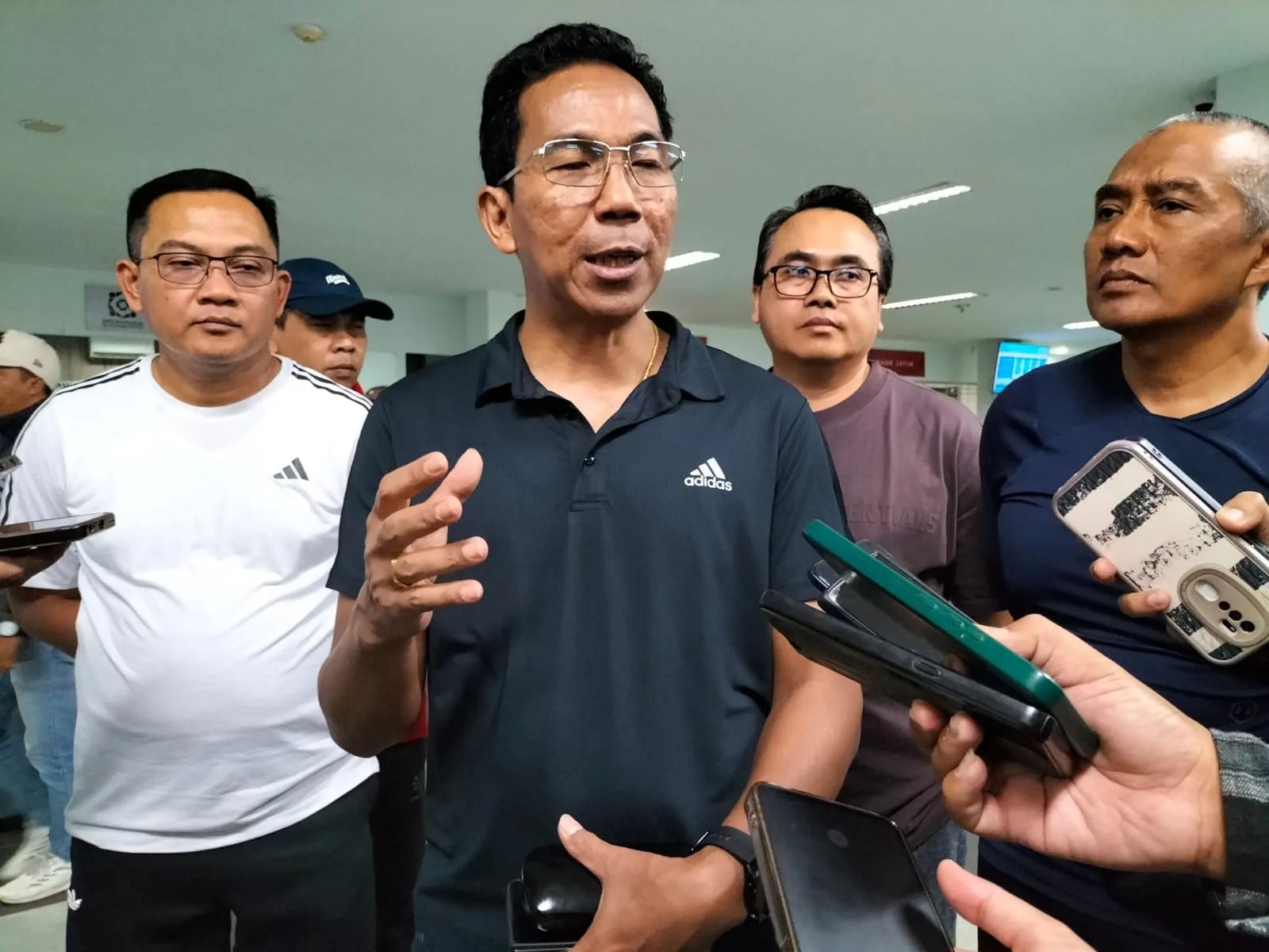 Sekjen Ombudsman, Suganda Pandapotan Pasaribu, saat memberikan keterangan pers saat mengunjungi Mall Pelayanan Publik Kota Malang, Jumat (20/9/2024). Tugusatu/ Dafa Achmad Ardian