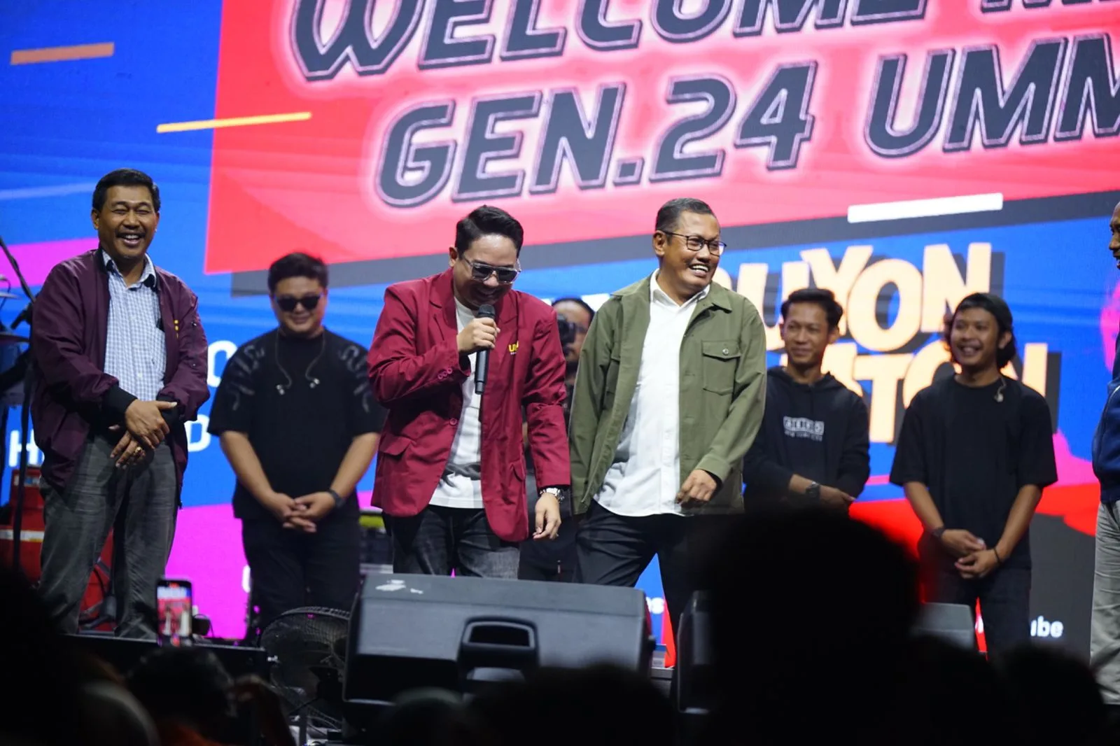 Rektor UMM, Prof Nazaruddin Malik (kanan), bercengkrama dengan vokalis Guyon Waton,Faisal Bagus Ibrahim,  inagurasi Gen Z 24 UMM), Sabtu (21/9/2024) malam. Istimewa