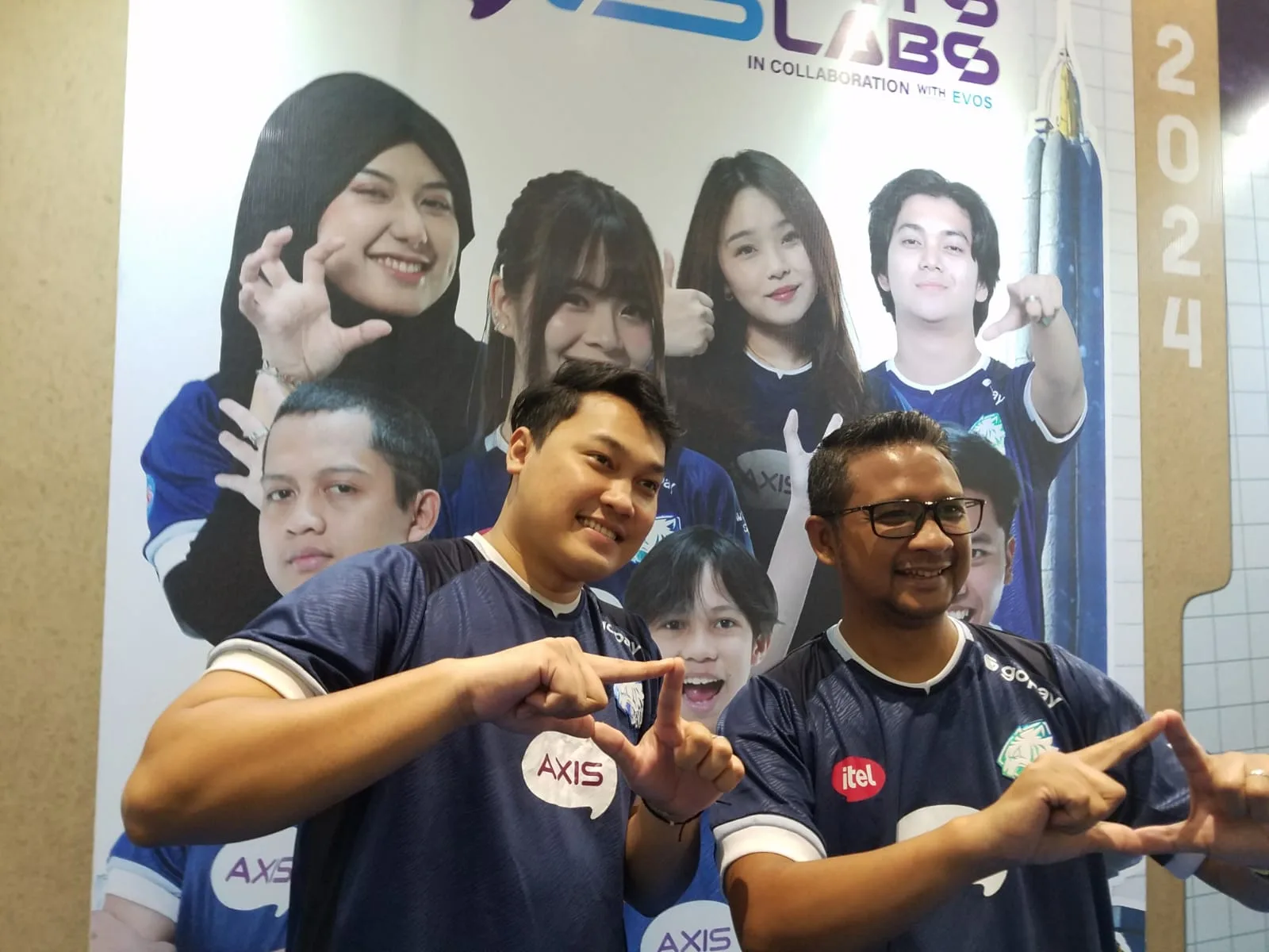 Mohammad Refie Fakhreno, Head of Esports Performance EVOS (kiri), bersama Bayu Arie Wicaksono, Territory Sales PT. XL Axiata tbk - New Malang, saat memberikan keterangan pada AXIS Esport Labs Malang, Sabtu (28/9/2024). Istimewa