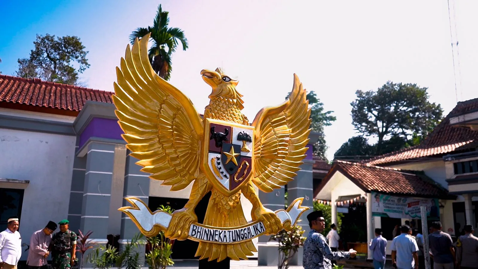 Penyerahan Tugu Garuda Pancasila dari PT Alam Sutera kepada Kampung Moderasi Agama di Kabupaten Banten. Istimewa