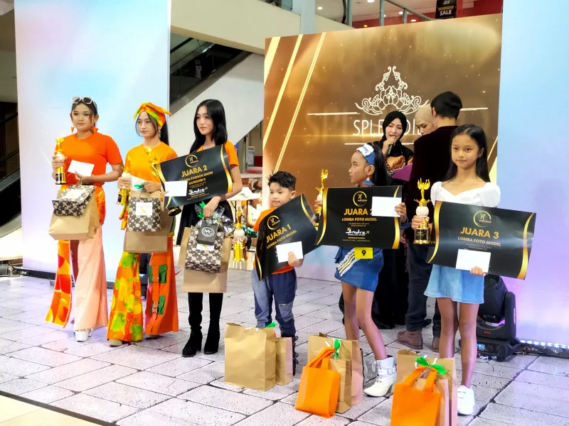 Peraih juara lomba fesyen show dan fotogenik dalam perhelatan Anniversary 24 th Andre Modeling School di Malang City Poin, Kota Malang, Jawa Timur, Minggu (29/9). Foto: Tugusatu/Bagus Suryo