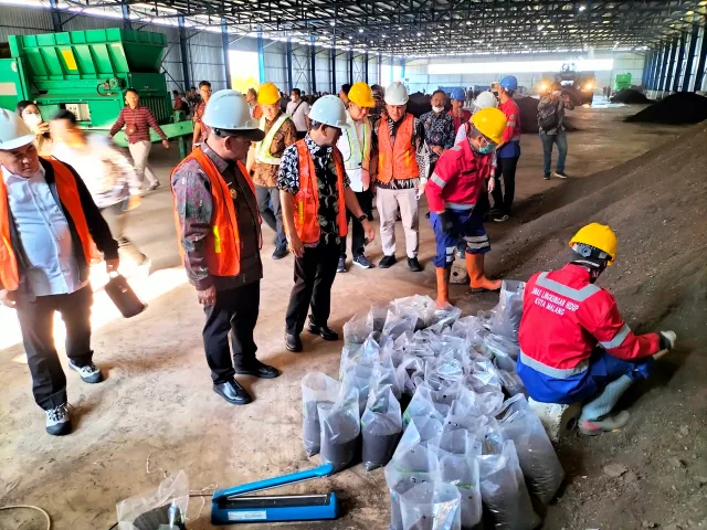 Penjabat Wali Kota Malang Iwan Kurniawan bersama kepala daerah dari lima kabupaten/kota mengunjungi TPA Supit Urang, Jumat (6/9). Produksi kompos di TPA itu 15 ton per hari. Foto: Tugusatu/Bagus Suryo