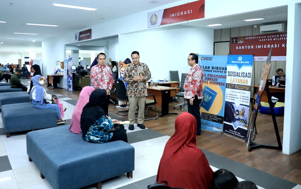 Penjabat Wali Kota Malang Iwan Kurniawan meninjau mal pelayanan publik Kota Malang, Kamis (12/9). Foto: Dok. Prokompim Kota Malang