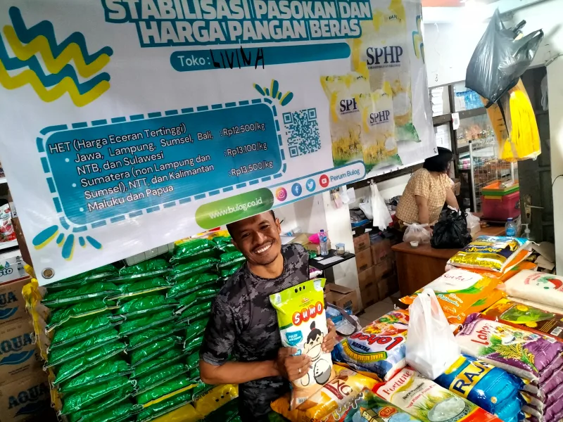 Pedagang beras di Pasar Bunulrejo, Kota Malang, Supriyono, Kamis (19/9). Foto: Tugusatu/Bagus Suryo