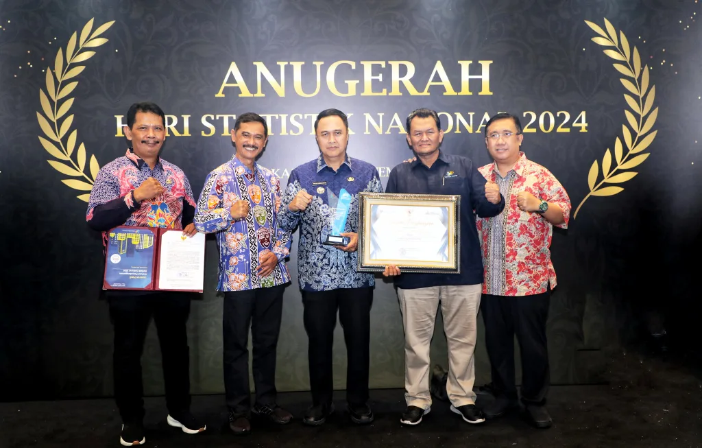 Penjabat Wali Kota Malang Iwan Kurniawan (tengah), Kepala BPS Kota Malang Umar Sjaifudin (kedua dari kiri) dan Kepala Diskominfo Kota Malang Muhammad Nur Widianto (kedua dari kanan) saat menerima Anugerah Anindhita Wistara Data 2024 di Jakarta, Kamis (26/9). Foto: Dok. Prokompim Kota Malang