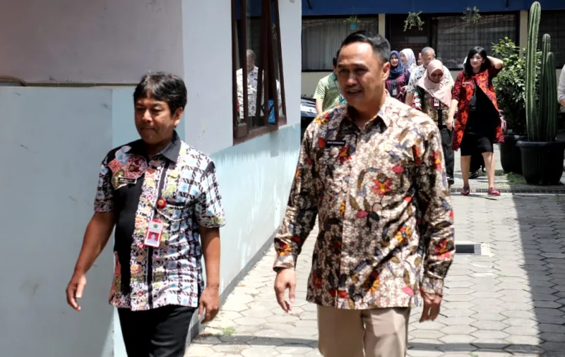 Penjabat Wali Kota Malang Iwan Kurniawan didampingi Pelaksana Tugas Kepala Bakesbangpol Alie Mulyanto saat rakor Pilkada, Kamis (12/9). Foto: Dok. Prokompim Kota Malang