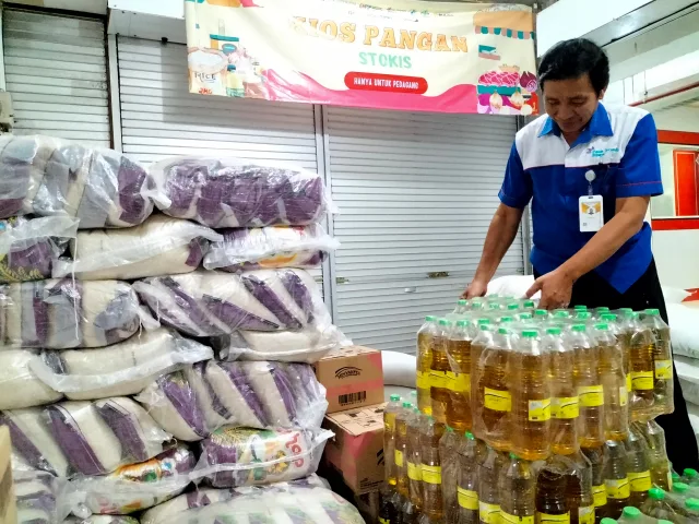 Kepala Pasar Terpadu Dinoyo, Purnomo, mengecek stok pangan di stokis, Selasa (10/9). Foto: Tugusatu/Bagus Suryo