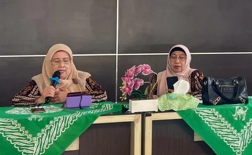 Ketua PC Muslimat NU Kota Malang, Nyai Hj Mutammimah Hasyim Muzadi (kiri), dalam suatu kegiatan. Istimewa