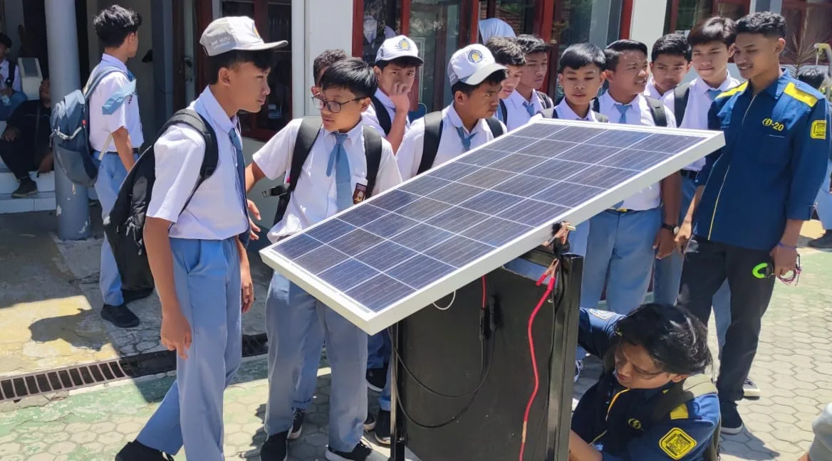 Prodi Teknik Elektro UMM tengah mengunjungi salah satu sekokah mengajarkan PLTS ke siswa. Istimewa