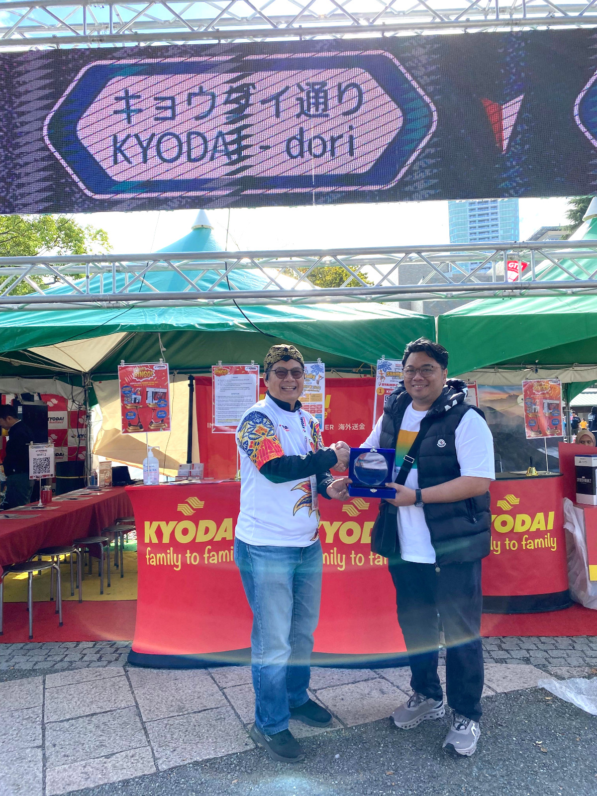 SVP Transaction Business Retail PT Bank Syariah Indonesia Tbk (BSI) Dickman Maulana (kanan) bersalaman dengan Sales & Marketing Manager Kyodai, Jepang Marcapada Sukardi  sebagai tanda apresiasi pelaksanaan acara "Indonesia-Japan Frienship Festival" di Yoyogi Park Tokyo, Jepang. Istimewa