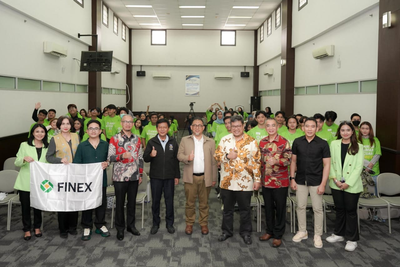 Direktur Utama JFX, Stephanus Paulus Lumintang (tiga dari kanan) pada JFX Goes To Campus with FINEX yang diselenggarakan di Universitas Esa Unggul Jakarta, Rabu (9/10/2024). Istimewa