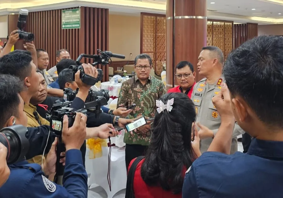 Rektor UMM Prof. Nazaruddin Malik, bersama  Kepala Polda Jatim, Irjen Pol Imam Sugianto, memberikan keterangan pers seusia penandatangan kerja sama antara Polda Jatim dan UMM di Mapolda Jatim, Jumat (4/10/2024). Istimewa