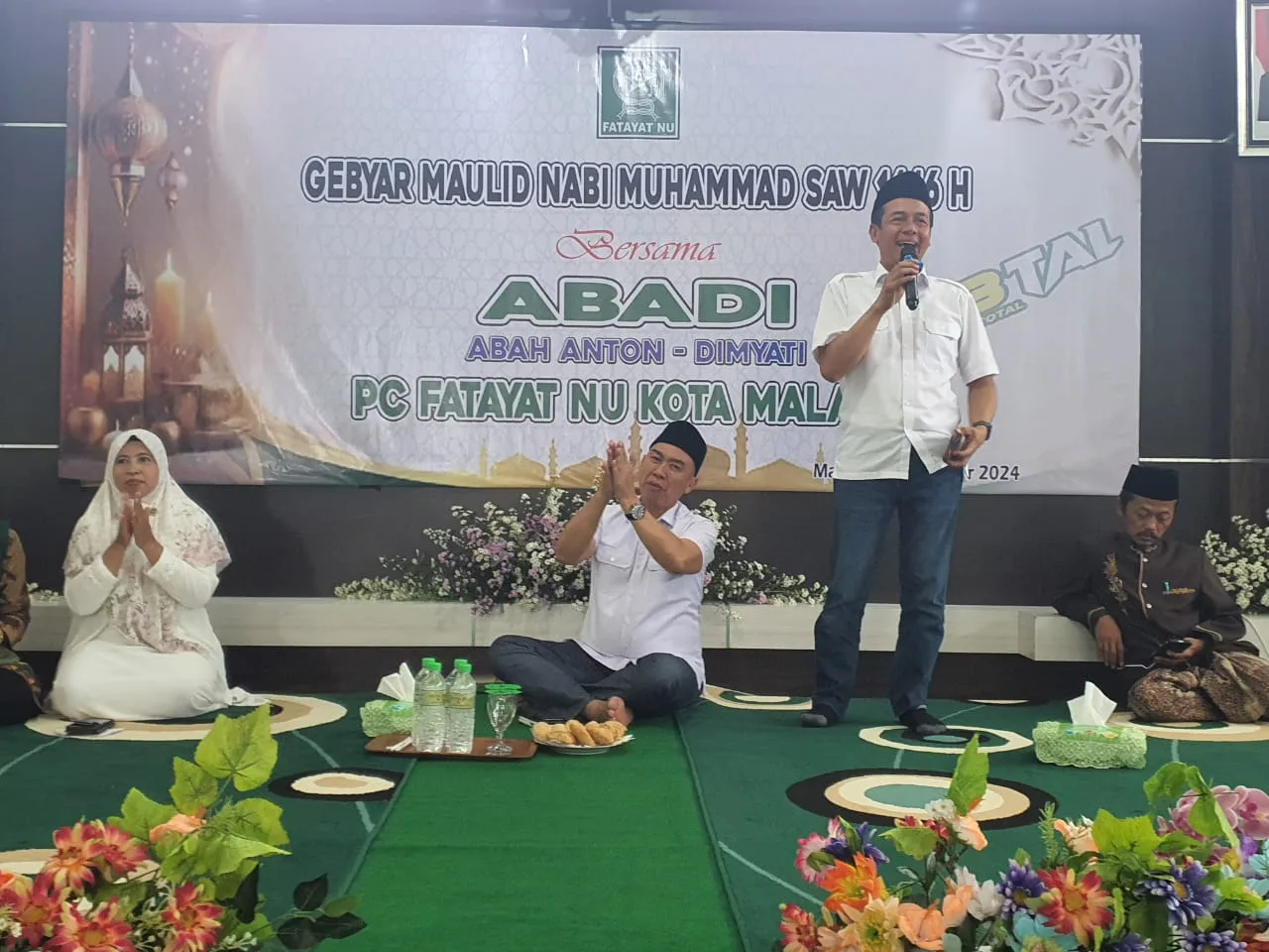 Cawali Malang, M. Anton (Abah Anton) (kiri), bersama Cawawali, Dimyati Ayatulloh, pada Gebyar Maulid Nabi Muhammad SAW 1446 H bersama Abadi dan PC Fatayat NU Kota Malang di Malang, Minggu (6/10/2024). Tugusatu/N-1