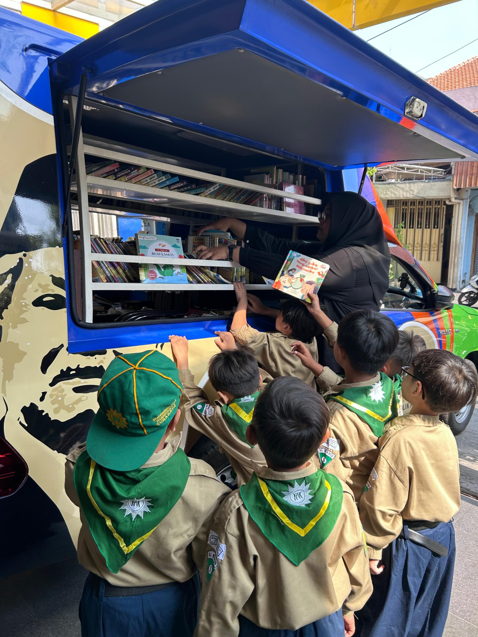 Perpustakaan keliling RBC UMM dan PPI Abdul Malik Fadjar mendatangi SD Muhammadiyah di Surabaya melakukan Safari Literasi, Kamis (10/10/2024). Istimewa