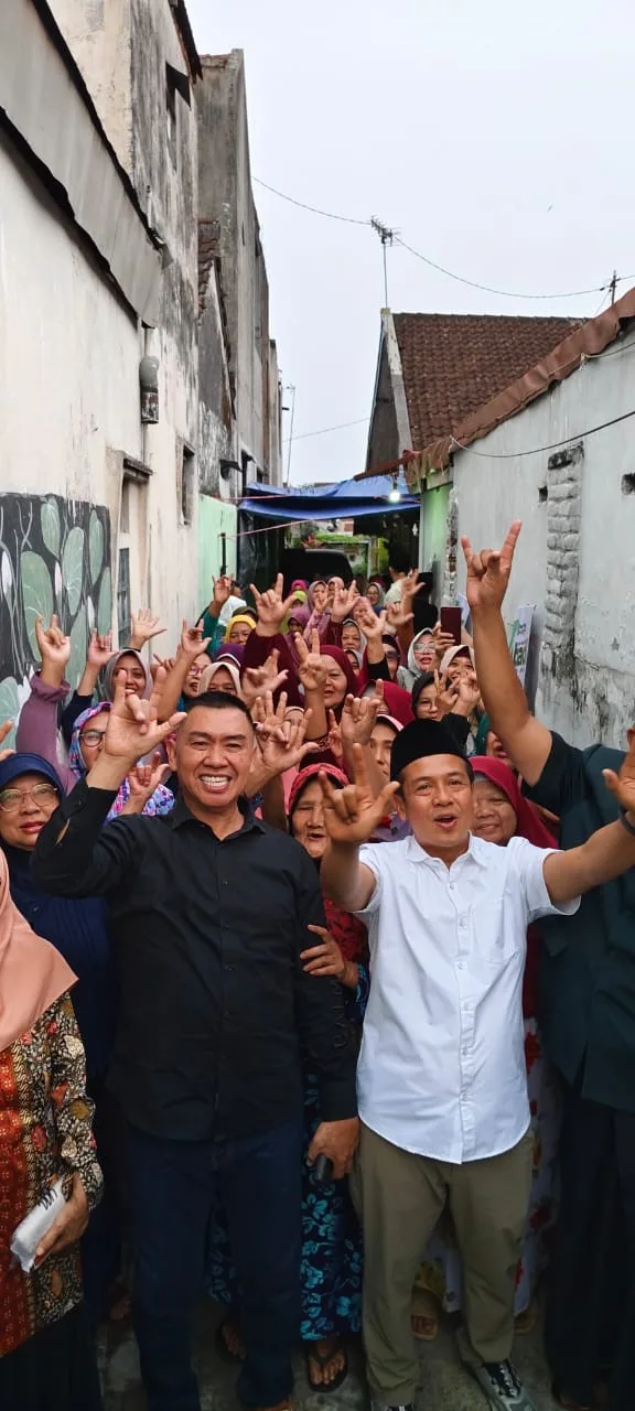 Abah Anton (kiri) bersama Dimyati Ayatulloh berfoto bersama dengan pendukungnya saat mendatangi kegiatan Muslimat Ranting Bareng Raya, Klojen, Jumat (4/10/2024). Istimewa