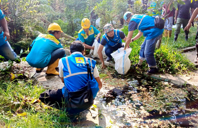 Personel PLN Nusantara Power UP Brantas menunjukkan komitmennya dalam menjaga lingkungan hidup dengan membersihkan mata air dan sungai di Sumber Cinde, Desa Bumiaji, Kecamatan Bumiaji, Kota Batu, Minggu (13/10). Foto: PLN NP UP Brantas