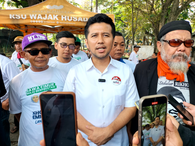 Calon Wakil Gubernur Jawa Timur Emil Elestianto Dardak menyapa sopir angkot di Kota Malang, Senin (14/10). Foto: Tugusatu/Bagus Suryo