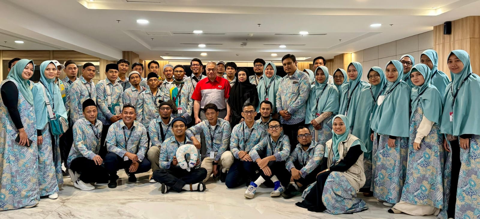 Pemberangkatan umroh karyawan JNE. Istimewa