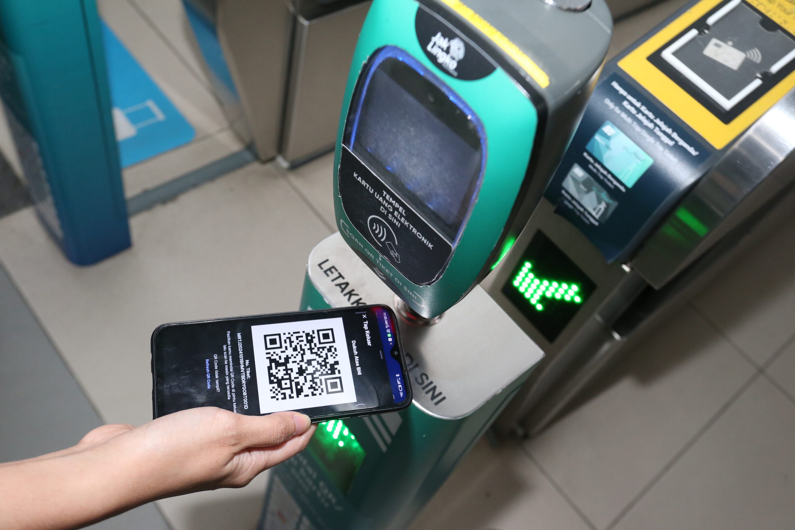 Pengguna tengah melakukan scan QR Code Kredivo di gate tap-in saat akan menggunakan layanan MRT Jakarta. Istimewa