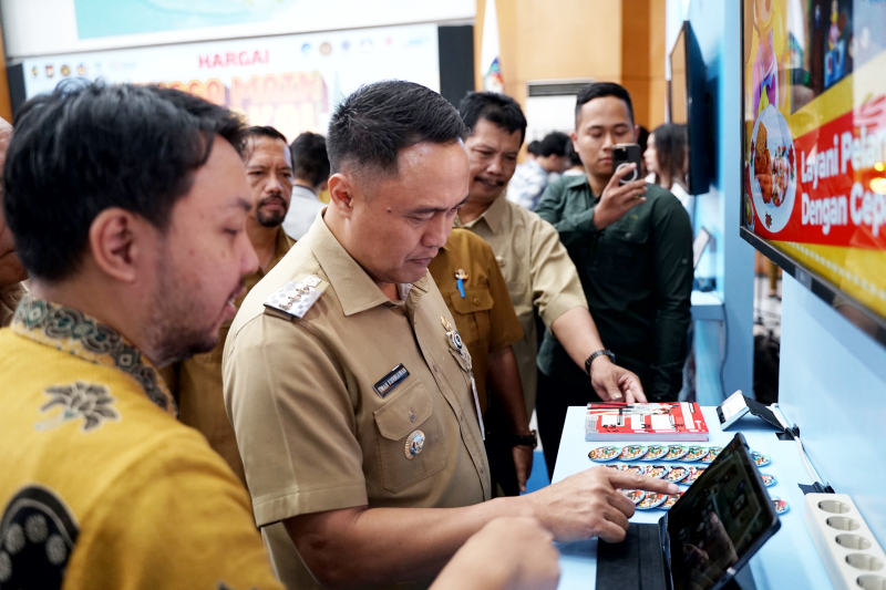 Penjabat Wali Kota Malang Iwan Kurniawan (kedua dari kiri) memainkan gim karya terbaik arek Malang saat gelaran Main Bareng Gim Lokal di Gedung Sasana Bhakti Praja, Kemendagri, Jakarta, Senin (7/10/2024). Foto: Dok. Bagian Prokompim Kota Malang