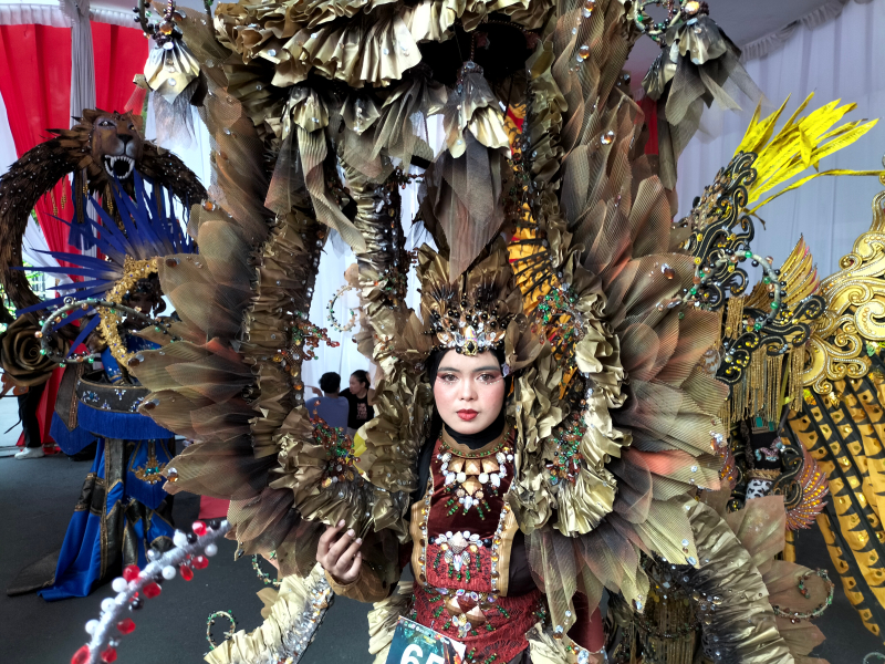 Peserta Malang Flower Carnival di pelataran depan Balai Kota Malang, Minggu (25/8). Foto: Tugusatu/Bagus Suryo