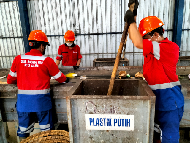 Petugas memilah sampah plastik di TPA Supit Urang, Kota Malang. Foto: Tugusatu/Bagus Suryo