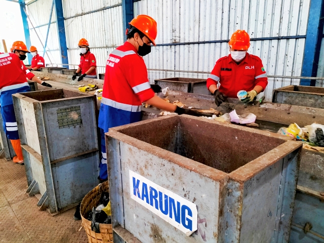 Petugas Dinas Lingkungan Hidup Kota Malang memilah sampah di TPA Supit Urang. Foto: Tugusatu/Bagus Suryo