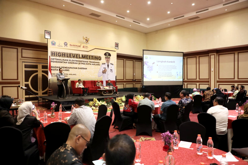 Penjabat Wali Kota Malang Iwan Kurniawan membuka acara High Level Meeting Optimalisasi Elektronifikasi Transaksi Pemerintah Daerah (ETPD), Kamis (24/10/2024). Foto: Dok. Bagian Prokompim Kota Malang