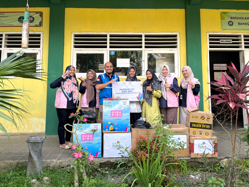 PLN Nusantara Power Unit Pembangkitan Brantas melaksanakan Nusantara Volunteering Program (NVP) melalui program BUBA BIBU (Bulan Berbagi Buku dan Baju) di Madrasah Tsanawiyah (Mts) Miftahul Huda Karangkates, Kabupaten Malang, Jawa Timur, Selasa (29/10). Foto: PLN NP UP Brantas