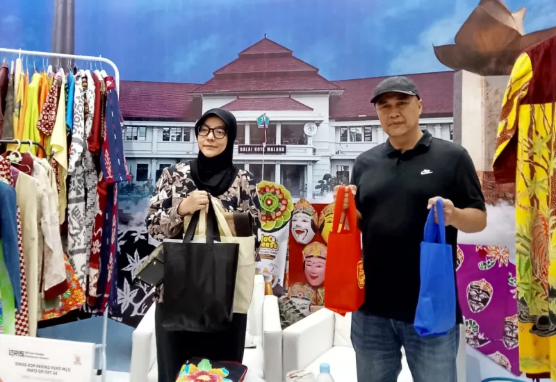 Pj. Wali Kota Malang Iwan Kurniawan dan Penjabat Ketua Dekranasda Kota Malang, Septiana Iwan Kurniawan saat gelaran Inacraft 2024 di Jakarta Convention Center, Minggu (6/10). Foto: Dok. Prokompim Kota Malang