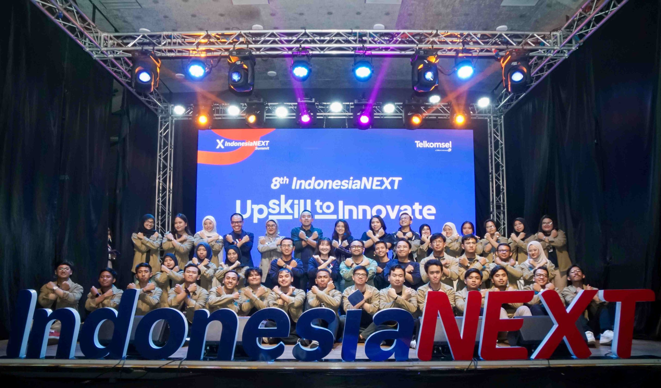 IndonesiaNEXT Summit 2024_1: Telkomsel sukses menyelenggarakan IndonesiaNEXT Summit 2024 bertema “Upskill to Innovate”, yang dirancang untuk membekali generasi muda Indonesia dengan keterampilan digital yang relevan guna menciptakan inovasi berkelanjutan, memperkuat ekosistem digital Indonesia. Istimewa