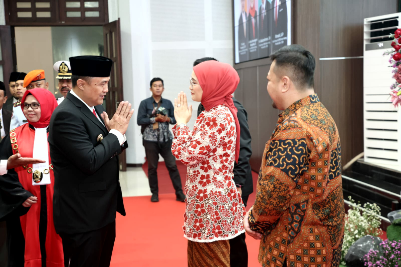 Penjabat Wali Kota Malang Iwan Kurniawan mengucapkan selamat kepada Amithya Ratnanggani Sirraduhita usai dilantik menjadi Ketua DPRD Kota Malang periode 2024-2029, Kamis (24/10). Foto: Dok. Bagian Prokompim Kota Malang