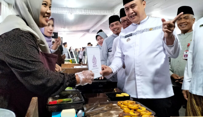 Penjabat Wali Kota Malang Iwan Kurniawan mengunjungi stan UMKM saat Halal Market Day 2024.