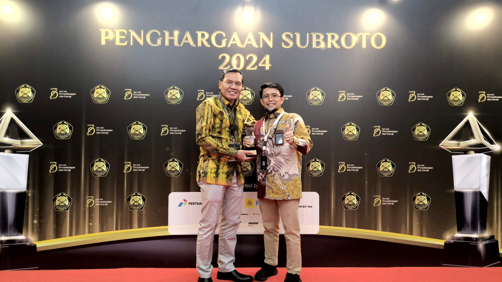 Senior Manager (SM) UP Brantas, Arfan (kanan) menerima penghargaan Subroto 2024. Foto: Dok. PLN NP UP Brantas