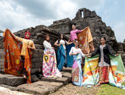 Asosiasi Perajin Peringati Hari Batik di Candi Jago