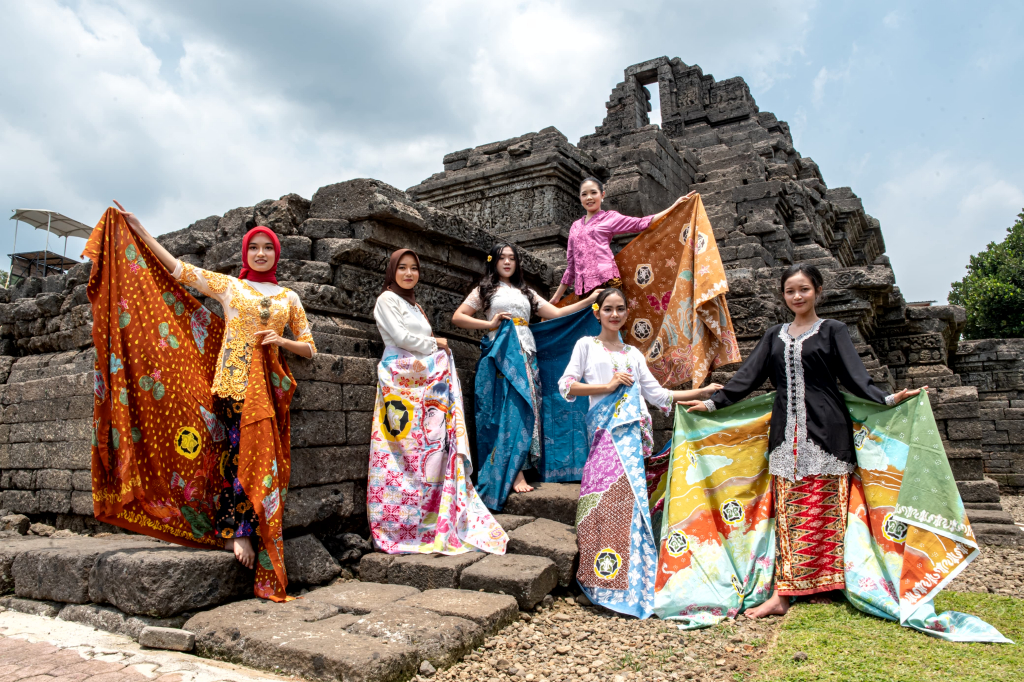 Perajin gelar karya motif batik di pelataran Candi Jago, Sabtu (12/10). Foto: Dok. Asosiasi Perajin Batik Kota Malang
