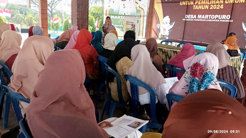 Dr Nurul Pujiastuti, S.Kep., Ns., M.Kes, dosen Politeknik Kesehatan Kemenkes Malang menjadi pemateri saat pengabdian masyarakat (Pengabmas) di Desa Martopuro, Kecamatan Purwosari, Kabupaten Pasuruan, pada Mei-Juni 2024. Foto: Dok. Poltekkes Kemenkes Malang