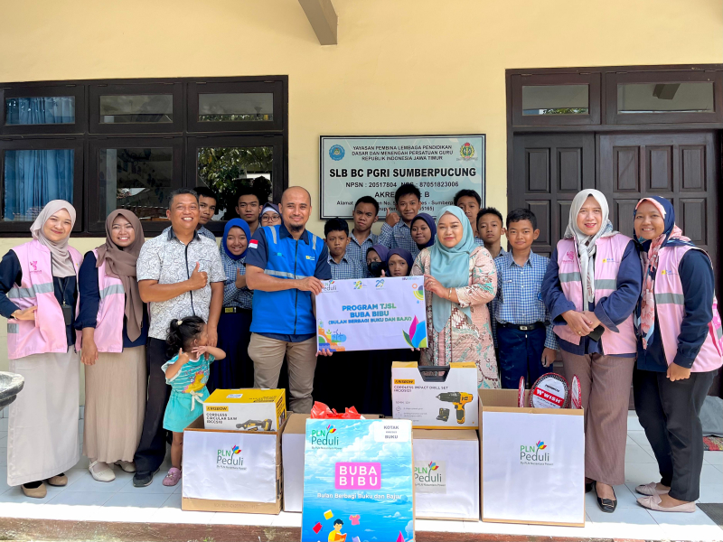PLN NP UP Brantas melaksanakan Nusantara Volunteering Program (NVP) melalui program BUBA BIBU (Bulan Berbagi Buku dan Baju) di SLB BC PGRI Sumberpucung itu berlangsung pada Selasa (29/10). Foto: PLN NP UP Brantas